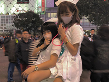 渋谷ハロウィンに集まった、すぐにヤレそうな仮装コスプレ女さんたちのパリピってる画像まとめ！の画像
