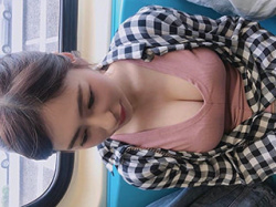 電車に座ってるお姉さんの谷間や無防備な下半身を隠し撮りしてる画像まとめ、エロい脚パンチラ！の画像