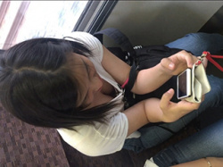 電車内・・対面に座ってる女さんの脚や股間をスマホ盗撮してる画像まとめ！パンチラ胸チラあり。の画像