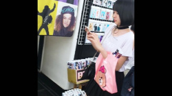 韓流ショップでアイドルの写真に夢中な若者さんのスカート「パンツ」逆さ撮りしてる映像を入手！の画像