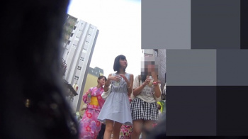 祭の人混みに便乗して可愛い女子３人組みのスカートを前から後ろからパンツ盗撮してる映像入手！の画像