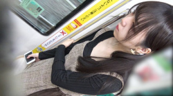 電車でスマホに夢中、アイドル級の可愛い子の無防備な胸チラを隠し撮り！乳首まで鮮明に撮れる！の画像