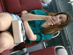 電車座席→太もも剥き出しで脚を組んでるエロいお姉さんをスマホで盗撮してる画像まとめ４７枚！の画像