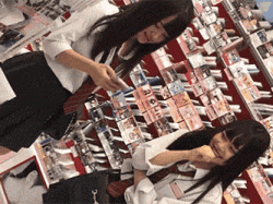 韓流ショップでグッズを物色してる制服のＪＫさん、紛れ込んだ撮り師にパンツを隠し撮りされる！の画像