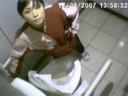 【トイレ盗撮動画】セブンイレブンの店長の犯行！？トイレの中に仕掛けられた隠しカメラがアルバイトスタッフがおしっこをする姿を捉えた！の画像