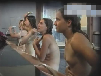 【風呂盗撮動画】日本に観光に着ていた白人グループを温泉で発見！洗い場や湯船や脱衣所と追いかけて裸を撮影した女性撮り師！の画像