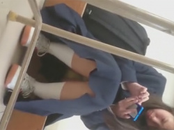 【パンチラ盗撮動画】休み時間に教室でスマホを触るクラスメイトのJCの座りパンチラを隠し撮りした同級生！の画像