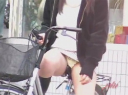 【屋外盗撮動画】ミニスカートで自転車に乗るOLやギャルやお姉さんのチャリチラする下着をひたすら隠し撮りする！の画像