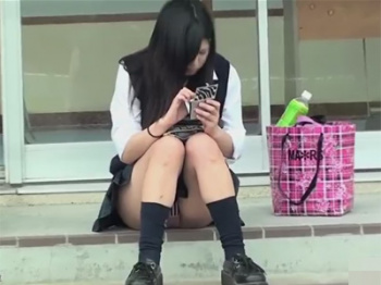 【女子校生パンチラ盗撮動画】地べたやベンチに座るミニスカートのJK達！色とりどりの背伸びパンツを大量撮影！の画像