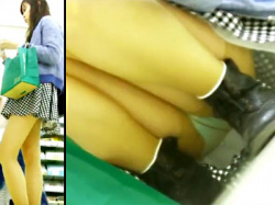【パンストパンチラ盗撮動画】自慢の美脚を最大限露出したミニスカ女子が東急ハンズで薄水色のパンツ丸出しｗｗの画像