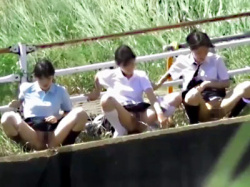 【無修正JK野ション盗撮動画】学校のストレスが原因か…河原の土手に並んで同時にオシッコする女子校生を隠し撮りｗｗの画像