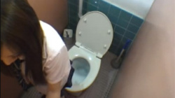 【学校内オナニー盗撮動画】性欲に襲われた女子校生がトイレでマンコを指マン…喘ぎ声は我慢しません！の画像