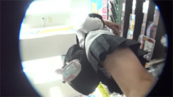 【JK逆さ撮り盗撮動画】LOFT店内で買い物する女子校生のパンツをローアングルで接写撮影！の画像