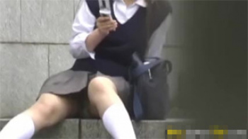 【JK野外オナニー盗撮動画】ギャル女子校生が周りを気にしながらオマンコを弄り快感お漏らしでパンツを汚すｗｗｗの画像