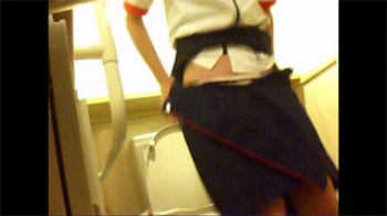 【トイレ盗撮動画】マクドナルドの可愛いJK店員がオシッコする様子を撮影したガチ本物の隠し撮り！の画像