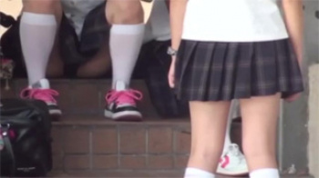 【JK座りパンチラ盗撮動画】階段に座ってる女子校生のスカートの中をスッキリ覗きましょう！の画像