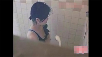 【JCオナニー盗撮動画】水泳クラブの練習後、シャワー室でムラムラした美少女がスク水を着たままオマンコを刺激し出す！の画像