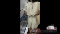 【痴漢盗撮動画】かなり混雑する電車の中、一般女性のオマンコやお尻を触り続けた様子を隠しカメラ撮り！の画像