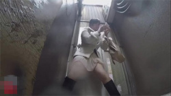【野外オシッコ盗撮動画】素人女性たちが公衆トイレを見つけられず路地裏で立ちションする姿は見物だよ！の画像