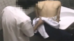 【JKセックス盗撮動画】公衆トイレで地味な学生カップルが立ちバックで乱れてる姿を隠し撮り！の画像