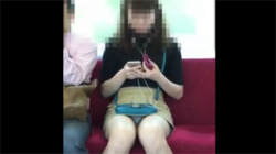 【電車パンチラ盗撮動画】ミニスカ女性が座っていてデルタゾーンから下着が見えっぱなし…対面席から凝視しちゃうね！の画像