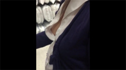 【海外胸チラ盗撮動画】買い物中の綺麗な外国人の胸元にカメラを向けた…ノーブラだから乳首がモロ見え状態！の画像