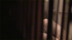 【民家風呂盗撮動画】シャワー中の無防備な女子大生の裸体を窓外から撮影…リアルな素人感がめっちゃソソる！の画像