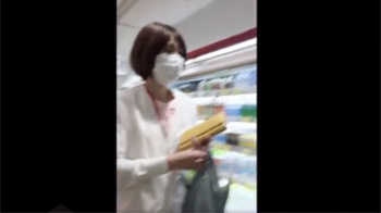 【ナースパンチラ盗撮動画】スーパーで買い物中の看護師の縞パンを撮影…少しハミ毛が映ってヤバイ！の画像