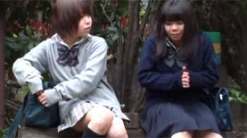 【JK野ション盗撮動画】公園のベンチで談笑する女子校生たちが悪ノリでオシッコの距離を競い合うｗｗｗの画像