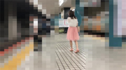 【逆さ撮り盗撮動画】駅ホームにいた清楚系の女子大生がターゲット…濃いめのピンク下着を間近で見る！の画像