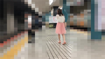 【逆さ撮り盗撮動画】駅ホームにいた清楚系の女子大生がターゲット…濃いめのピンク下着を間近で見る！の画像