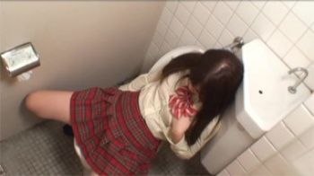 【JKオナニー盗撮動画】女子校生が公衆トイレで巨乳を揉んだり、膣内を弄ったり…大量に潮吹きする様子を隠し撮り！の画像