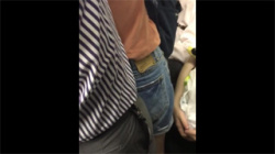 【痴漢盗撮動画】満員電車でデニムホットパンツ穿いた女子大生のお尻に股間を押し当てる様子を隠し撮り！の画像