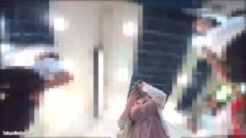 【逆さ撮り盗撮動画】ふんわりワンピース着たムッチリ巨乳女子大生のTバックをローアングルから接写撮影！の画像