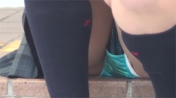 【JKパンチラ盗撮動画】お洒落なパンツをした女子校生が無防備お座りで見せてしまったスカートの中！の画像