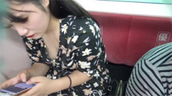 【胸チラ盗撮動画】電車の中で胸元がユルい黒髪美人女性の乳首ポロリを接写撮りしたったｗｗｗの画像
