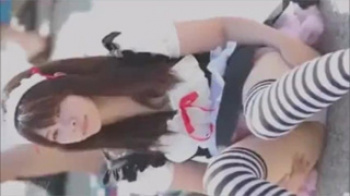 【コスプレパンチラ盗撮動画】これは可愛い！メイドコスの女の子のパンツを狙ってカメラを回せ！の画像