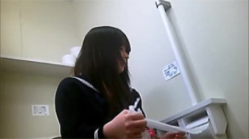 【JKトイレ盗撮動画】学校の便所に侵入して清楚そうな女子校生のオシッコ姿を覗き見した！の画像