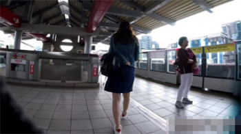 【台湾パンチラ盗撮動画】20代半ばくらいの激カワ美女を執拗に追いかけながらパンティーを撮影している！の画像