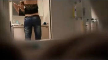 【家庭内盗撮動画】自分の姉の裸を見たくてバスルームにカメラを仕掛けてしまった変態弟！の画像