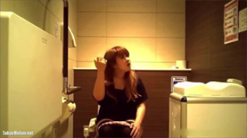 【熟女トイレ盗撮動画】多目的トイレで三十路奥様たちが放尿するリアルな姿を隠し撮りした！の画像