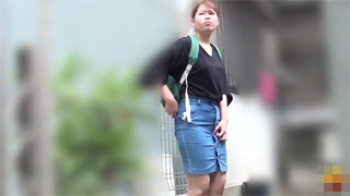 【野ション盗撮動画】誰かと待ち合わせ中のデニススカート履いた女性が大量お漏らしするｗｗｗの画像