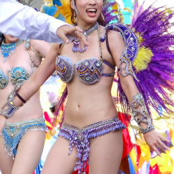 サンバカーニバルで露出した衣装で踊るサンバ女性を盗撮野外エロ画像の画像
