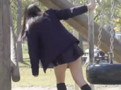 公園で彼氏とデートしてる女子校生の彼女を徹底追跡！ミニスカから見える可愛いパンツの画像