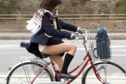 自転車パンチラ！制服JKのスカート捲れてパンツ丸見え画像まとめ30枚の画像