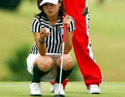 女子ゴルフパンチラ！パター距離測定でしゃがみパンチラする女子ゴルファーのエロ画像まとめの画像