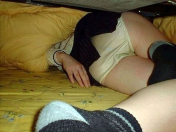 コタツで寝ている女子のパンツ丸見え画像まとめの画像