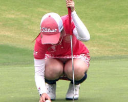 ゴルフのプレー中にパンチラしている女子ゴルファー画像の画像