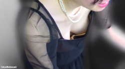 結婚式で受付女子の巨乳と乳輪乳首を盗撮の画像