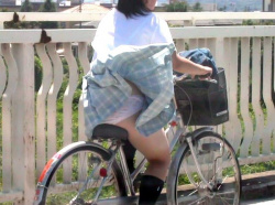 自転車パンチラ！街を駆け抜けるJKがスカート捲れてパンツ丸見え画像の画像